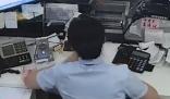 銀行柜員50當5元多給客戶1萬8 銀行柜員小劉疏忽了