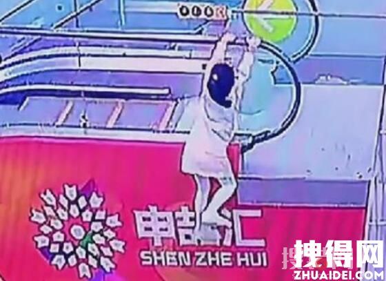 女童手扒扶梯雙腳懸空被男子救起 為什么引爭議？