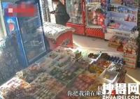 店主著急送孩子誤把顧客鎖店里 為什么被鎖店里？