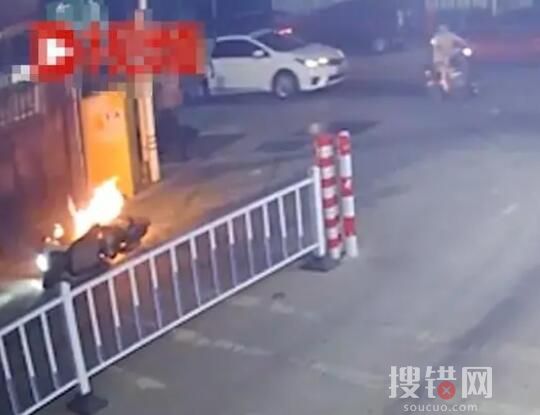 16歲女生54秒撲滅起火摩托車 這也太機智了吧