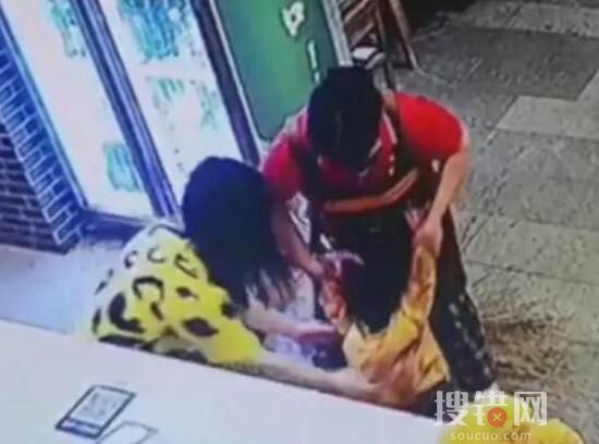男孩火鍋店狂奔被湯淋一身 為什么被撞？