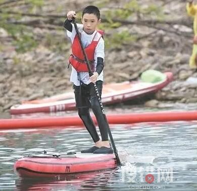 12歲男孩劃槳板救回2名落水者 究竟是怎么回事？