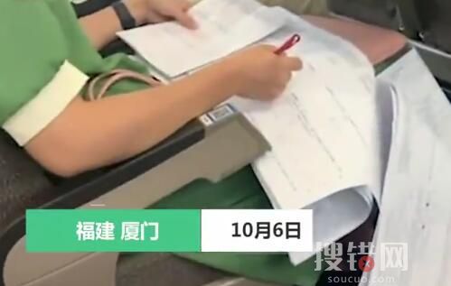 老師在返程高鐵上賣力改試卷 究竟是怎么回事？