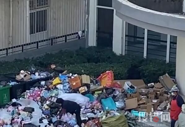 學校查寢男生宿舍外垃圾堆成山 為什么這么多垃圾？