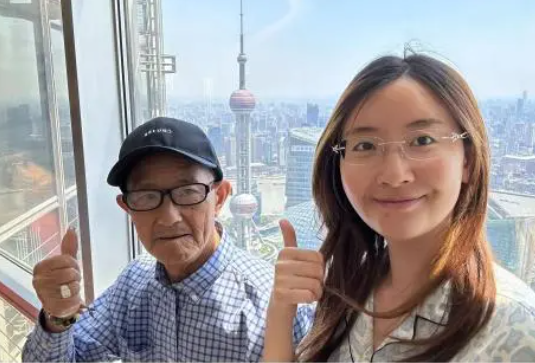 25歲女生帶患癌爺爺游中國 實在太暖心了