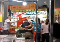 水果店內多人持械斗毆 警方通報 原因竟是這樣太崩潰了