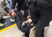 深圳一男子在地鐵暈倒 乘客接力相助 共同營造了溫暖和諧的乘車環境