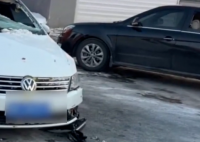 父母車禍輕微傷 女子跪謝愛車護主 到底是什么情況？