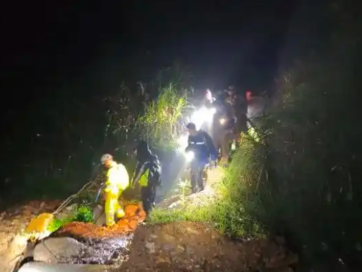 4名上海游客被困山頂懸崖邊 究竟是怎么回事？