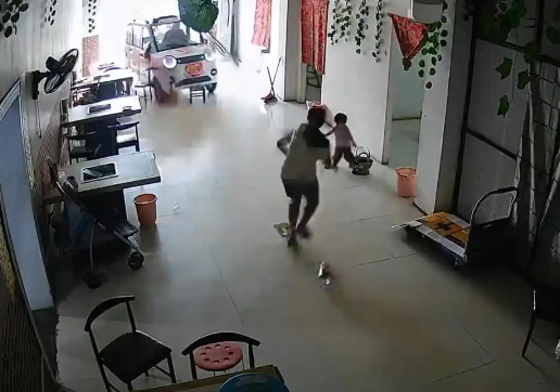 11歲姐姐飛身救妹 爺爺稱不要賠償 究竟是怎么回事？