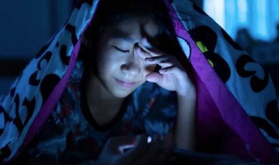 睡前刷手機傷眼還折壽是真的嗎？